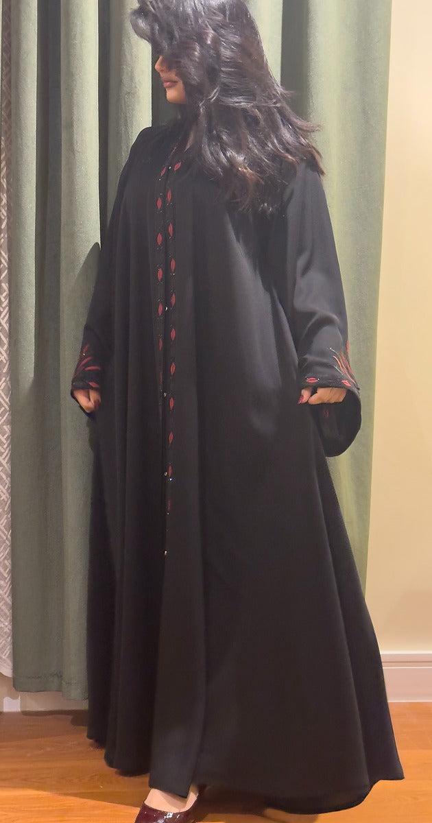 عباية التوقيع بالشيفون الأسود – مزينة بلمسات زهرية أنيقة