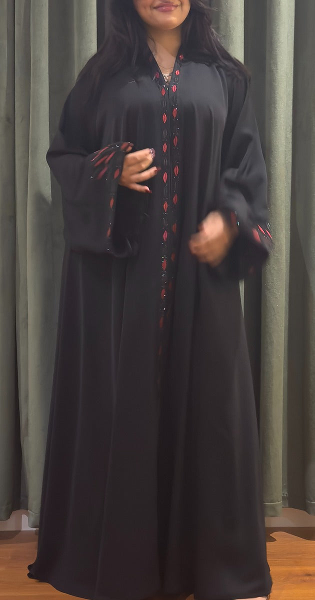 عباية التوقيع بالشيفون الأسود – مزينة بلمسات زهرية أنيقة