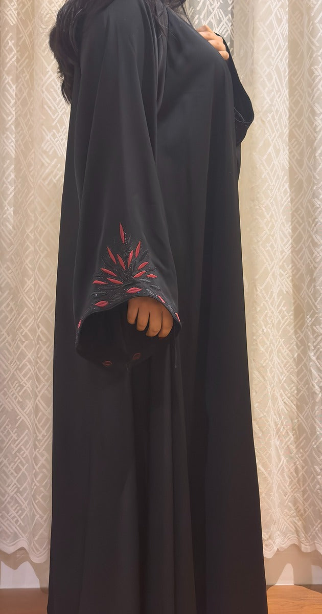 عباية التوقيع بالشيفون الأسود – مزينة بلمسات زهرية أنيقة