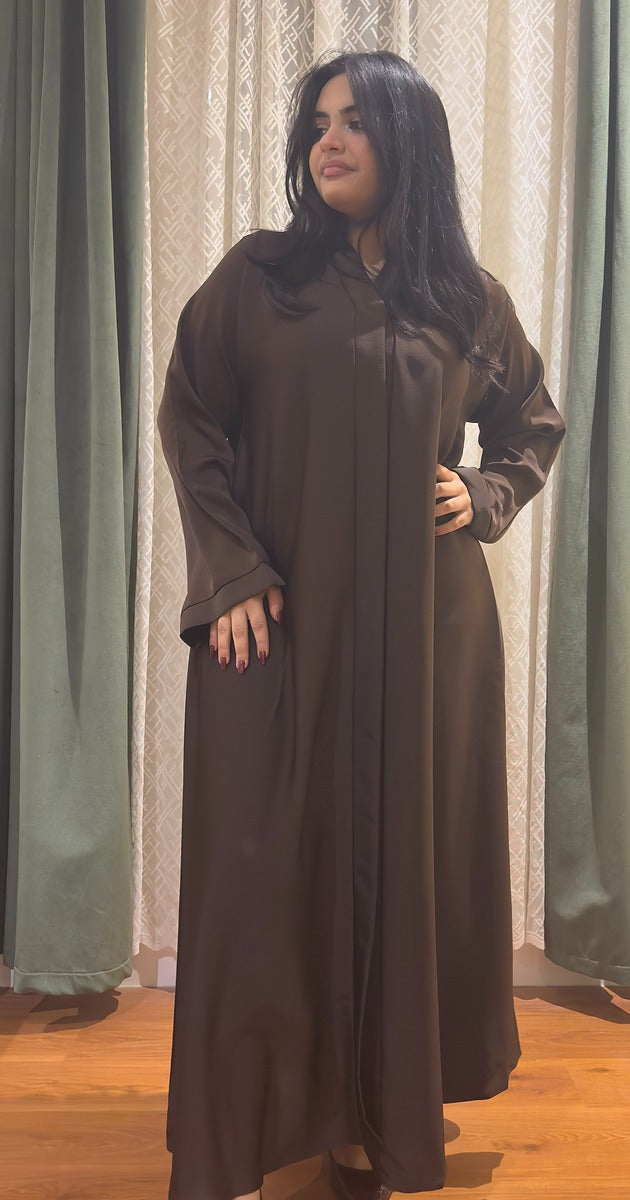 عباية بنية بتصميم ناعم وأنيق