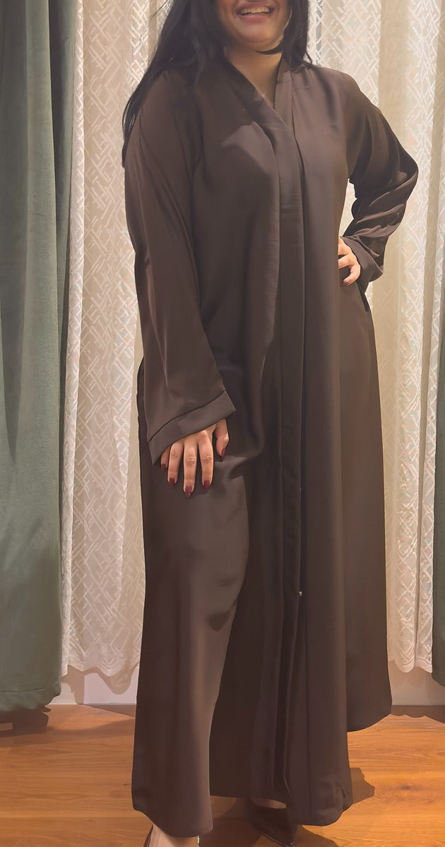 عباية بنية بتصميم ناعم وأنيق
