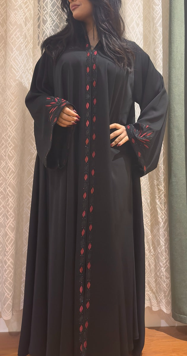 عباية التوقيع بالشيفون الأسود – مزينة بلمسات زهرية أنيقة