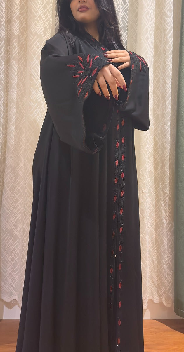 عباية التوقيع بالشيفون الأسود – مزينة بلمسات زهرية أنيقة