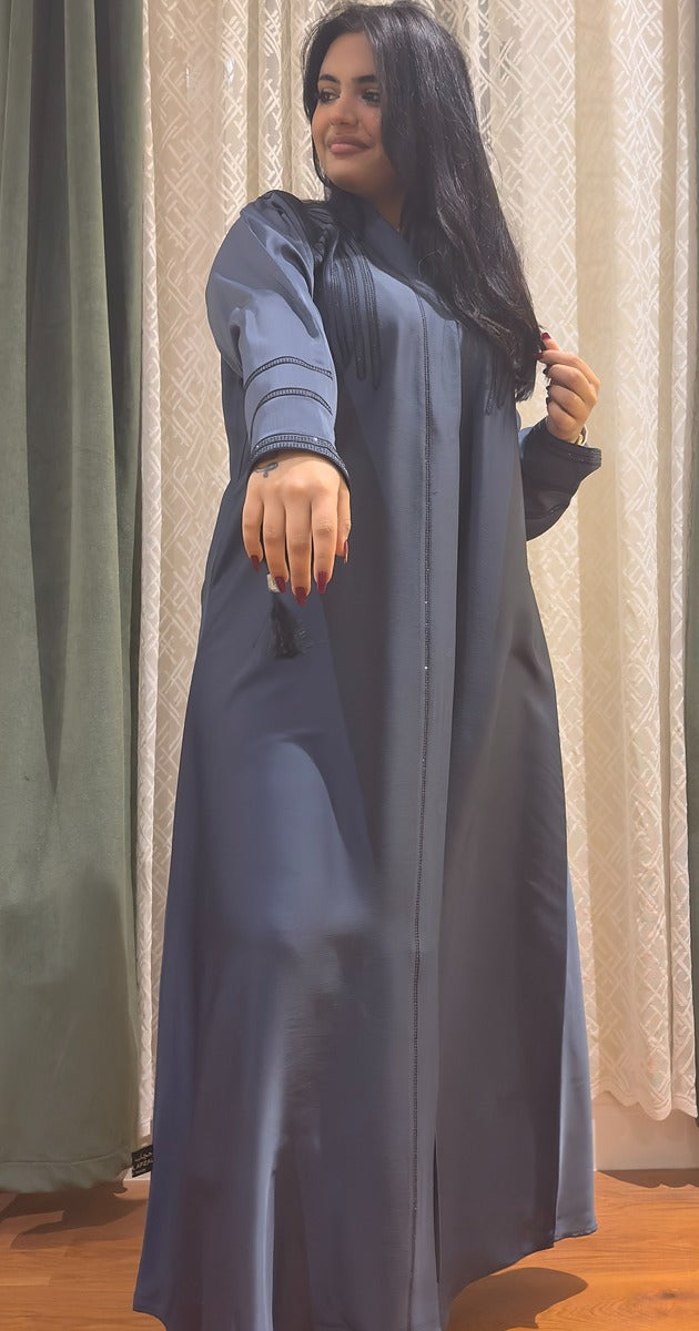 عباية أنيقة بلون أزرق داكن – تصميم عصري وراقي