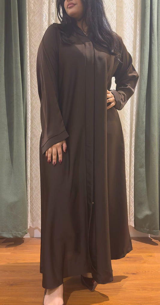 عباية بنية بتصميم ناعم وأنيق