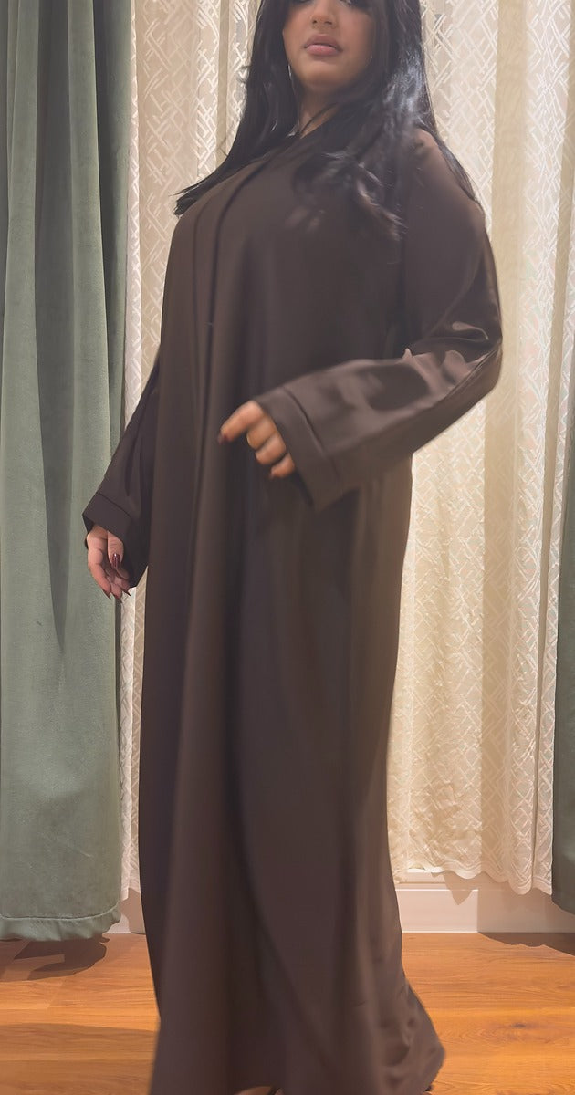 عباية بنية بتصميم ناعم وأنيق