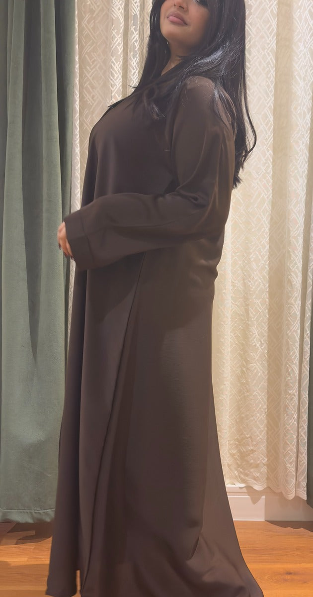عباية بنية بتصميم ناعم وأنيق