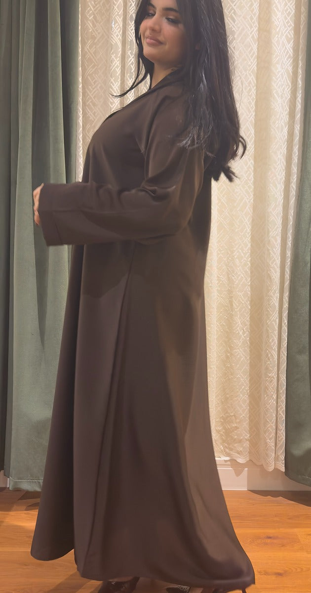 عباية بنية بتصميم ناعم وأنيق