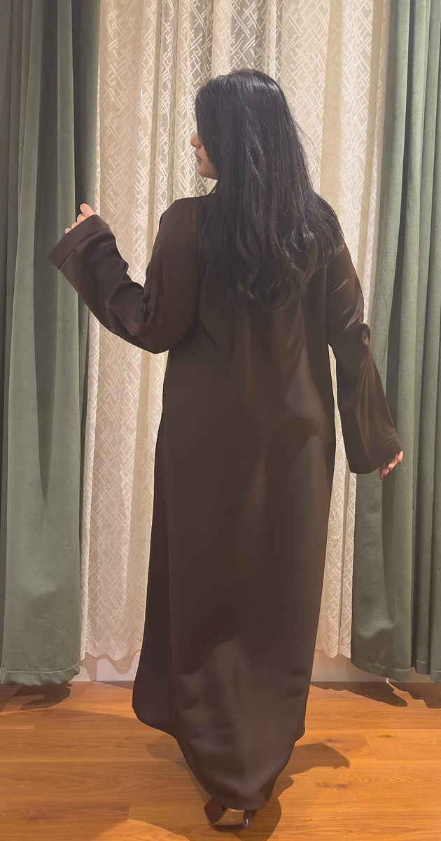 عباية بنية بتصميم ناعم وأنيق