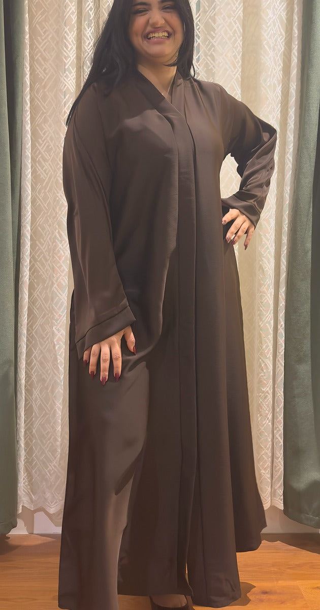 عباية بنية بتصميم ناعم وأنيق