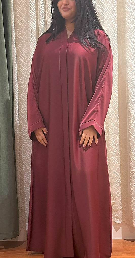 عباية ساتان بلون خمري أنيق – فخامة ناعمة تليق بكِ